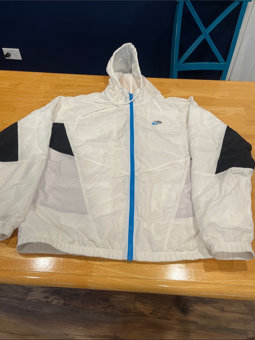 EUC Men’s Medium Nike White Hooded Windbreaker with Blue Zip and Black Accents